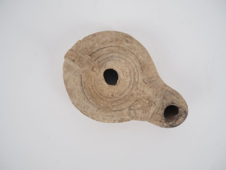 Vente aux enchères Lampe romaine en terre cuite. 9 cm (manques). Expert : Jean-Sylvain Ca