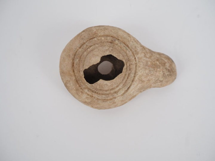 Lampe romaine en terre cuite. 9 cm (manques). Expert : Jean-Sylvain Ca