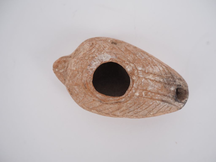 Palestine. Lampe byzantine en terre cuite. VIe s. apr. J.-C. 9 cm. Exp