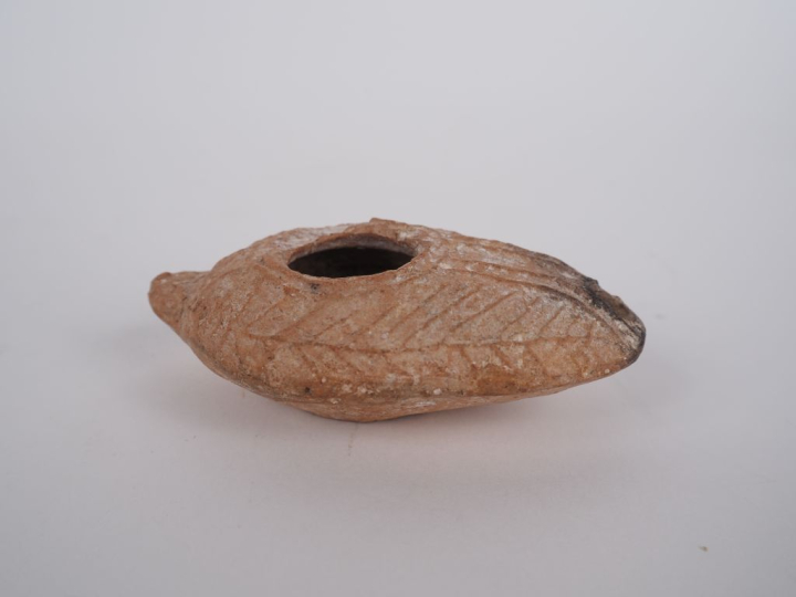 Palestine. Lampe byzantine en terre cuite. VIe s. apr. J.-C. 9 cm. Exp