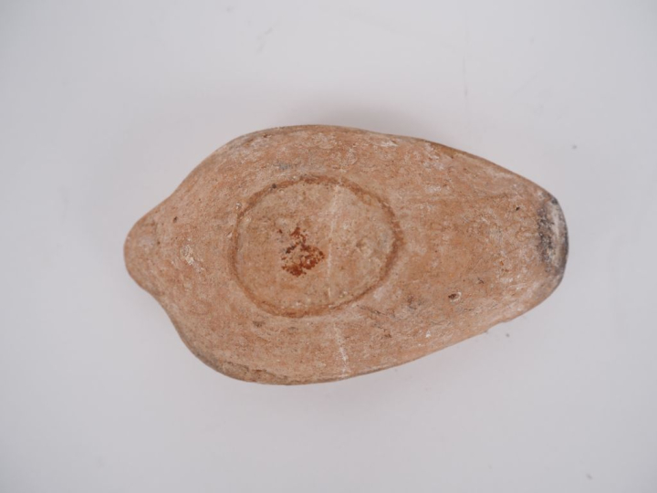 Palestine. Lampe byzantine en terre cuite. VIe s. apr. J.-C. 9 cm. Exp