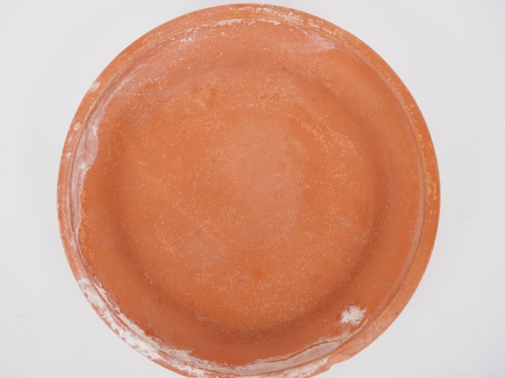 Plat en céramique sigillée africaine. III-Ve s. apr. J.-C. D. 24 cm (a