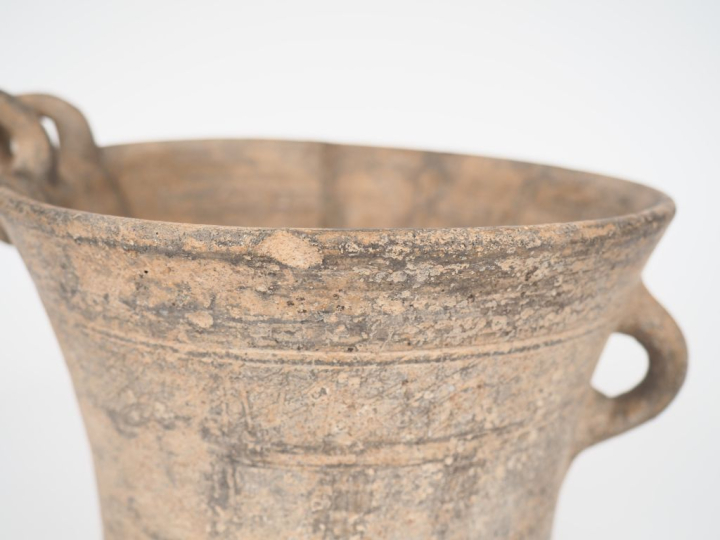 Orient Ancien. Vase en céramique grise orné d'une tête de bouquetin en