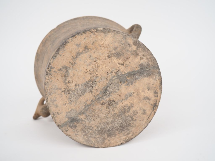 Orient Ancien. Vase en céramique grise orné d'une tête de bouquetin en