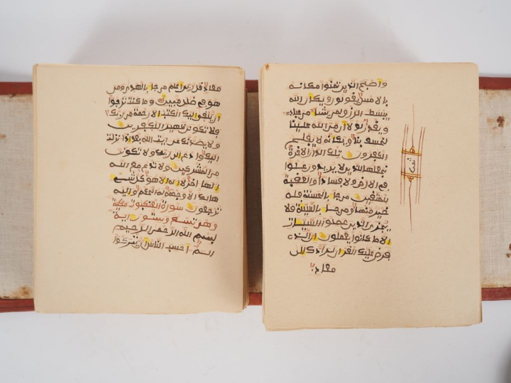 CORAN DE VOYAGE MANUSCRIT XXe. Plusieurs centaines de feuillets double