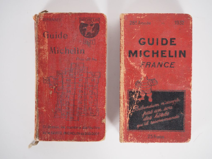 MICHELIN. Lot de deux Guides rouges (1927/1932). (Mauvais état).