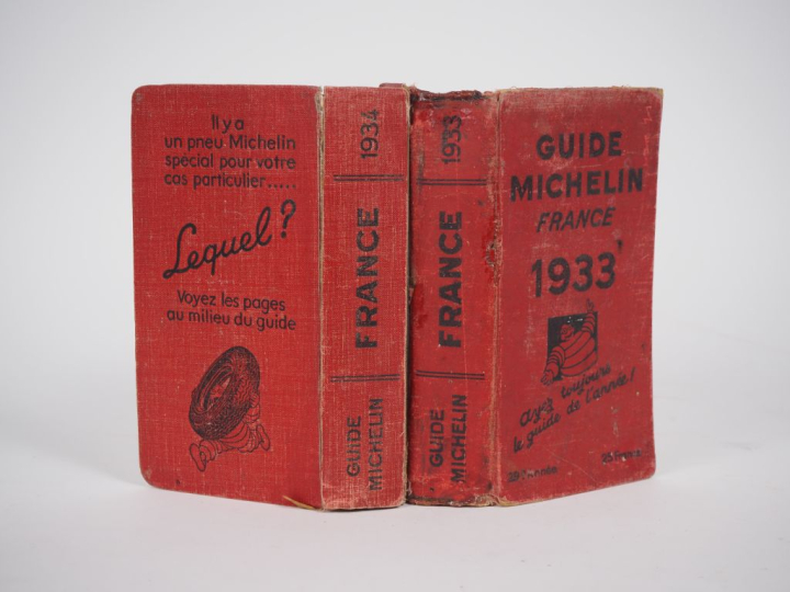 MICHELIN. Lot de deux guides rouges. (1933/1934) (Accidents et frottem