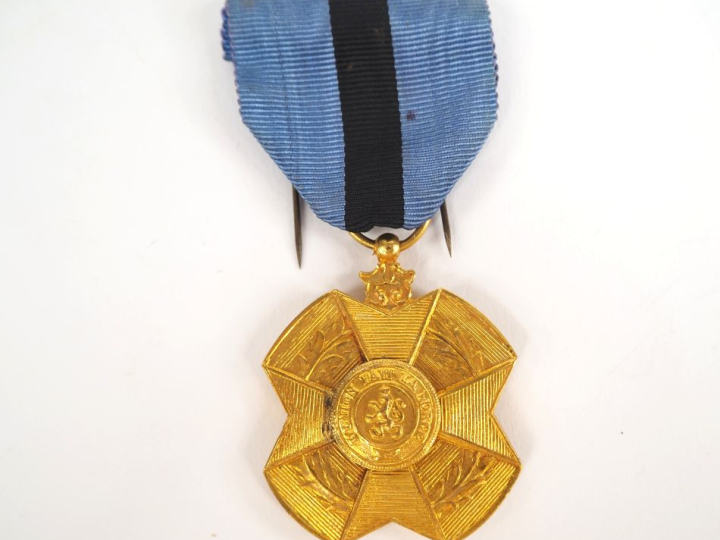 BELGIQUE  -Médaille d’or de l’Ordre de Leopold II. En laiton doré. Rub