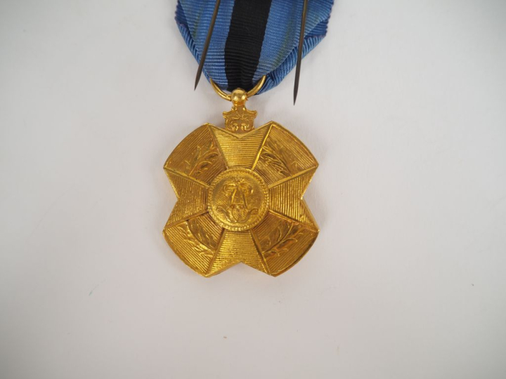 BELGIQUE  -Médaille d’or de l’Ordre de Leopold II. En laiton doré. Rub