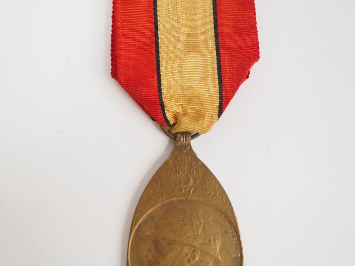 BELGIQUE  -Médaille d’or de l’Ordre de Leopold II. En laiton doré. Rub