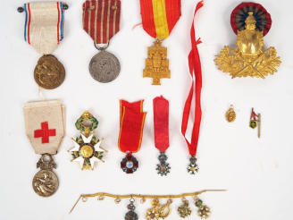 Vente aux enchères FRANCE Ensemble comprenant :  -Médaille de la Reconnaissance française