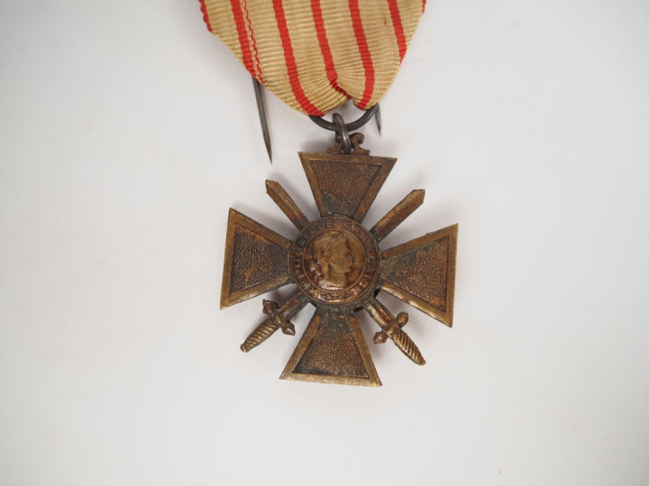 FRANCE  Croix de guerre 1939-1940. En bronze. Ruban insolé.  TTB.