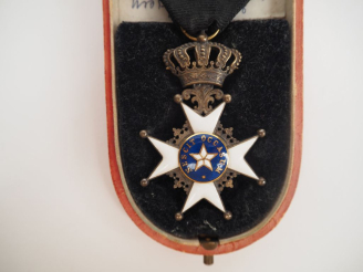 Vente aux enchères SUEDE  ORDRE DE L’ETOILE POLAIRE.  Croix de chevalier en vermeil et ém