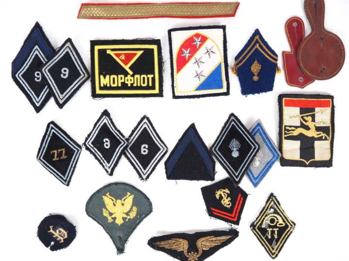Lot d’insignes français tissu époque après-guerre.