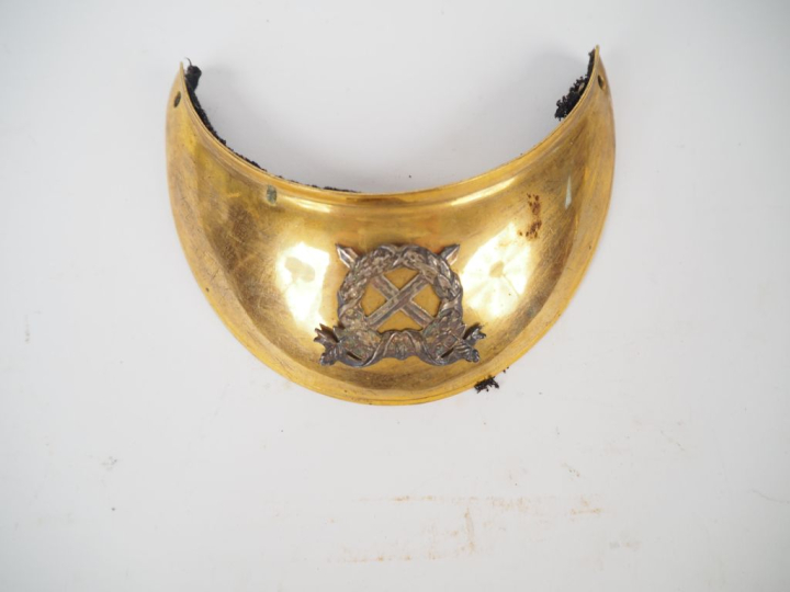 Ensemble de cuivreries comprenant :  -Deux plaques de sabretache de la
