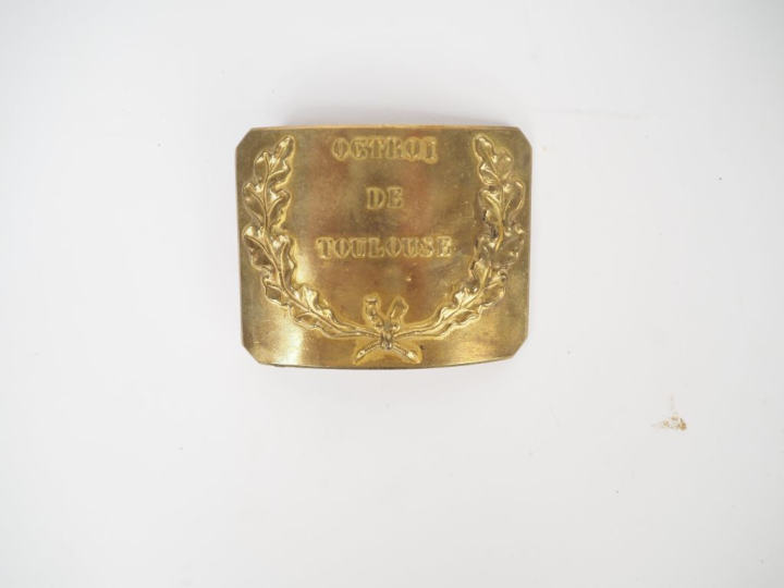 Ensemble de cuivreries comprenant :  -Deux plaques de sabretache de la