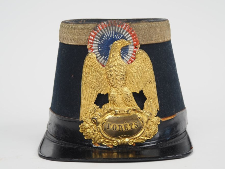 Shako d’officier d’administration des forêts.  Fût recouvert de drap b
