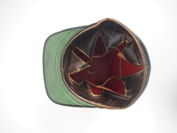 Shako d’officier d’administration des forêts.  Fût recouvert de drap b