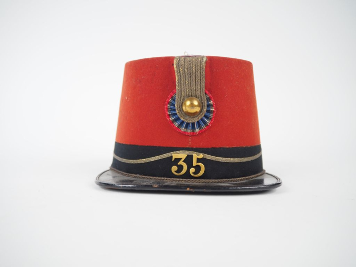 Shako de sous-lieutenant du 35e de ligne modèle 1868.  Fut recouvert d