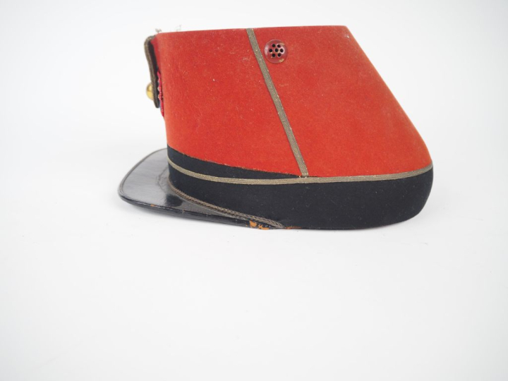 Shako de sous-lieutenant du 35e de ligne modèle 1868.  Fut recouvert d