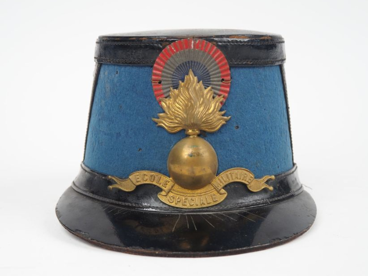 Shako de l’École spéciale militaire Saint-Cyr Fut recouvert de drap bl