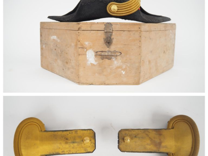 Bicorne d’officier du génie.  En feutre taupé, bordé d’un galon brodé 