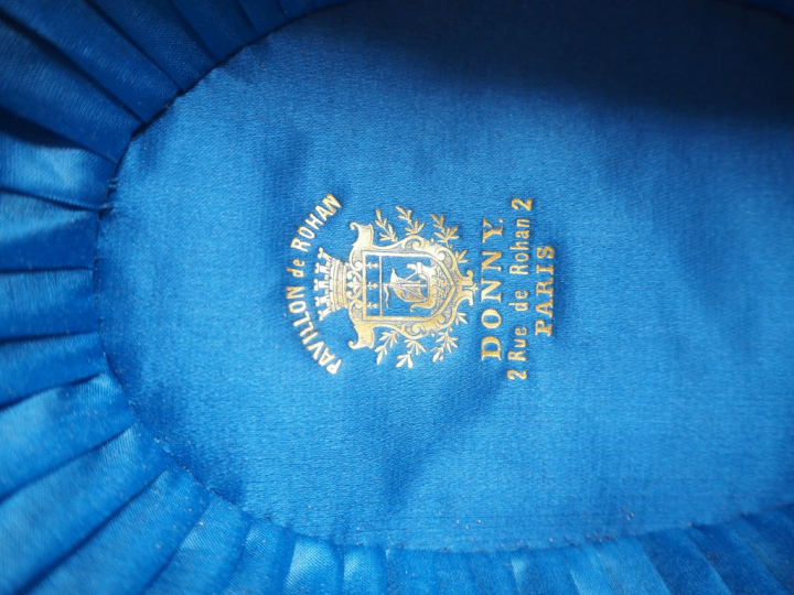 Bicorne d’officier du génie.  En feutre taupé, bordé d’un galon brodé 