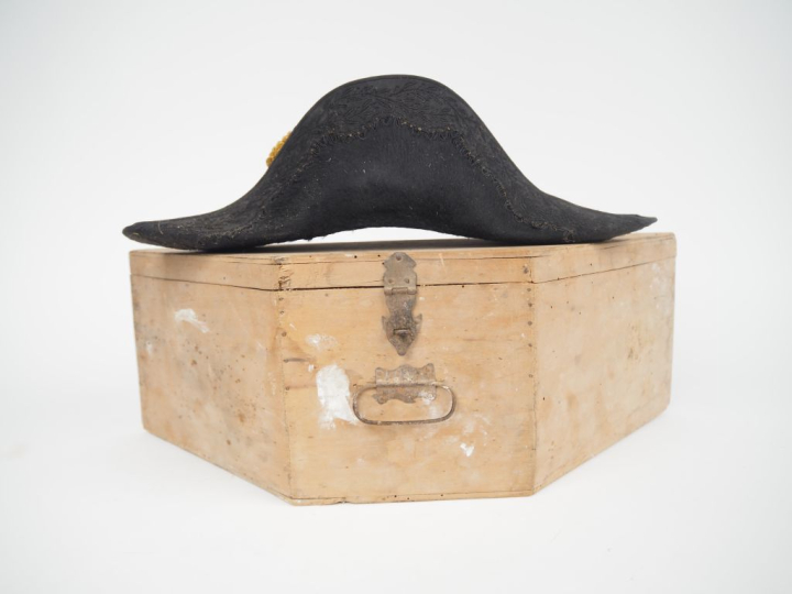 Bicorne d’officier du génie.  En feutre taupé, bordé d’un galon brodé 
