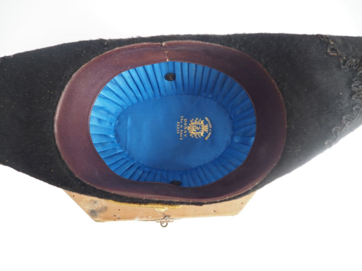 Bicorne d’officier du génie.  En feutre taupé, bordé d’un galon brodé 
