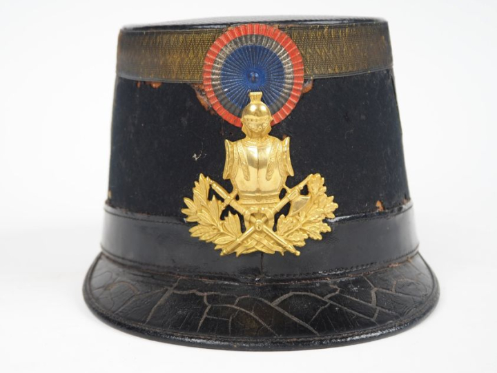 Shako d’officier du génie.  Fût recouvert de drap noir, à galons « à l
