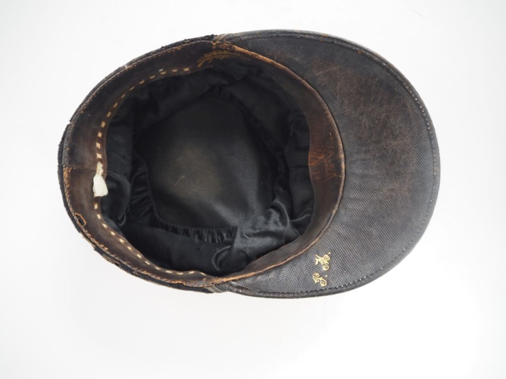 Képi de général de brigade.  Bandeau en drap noir brodé de frises de f