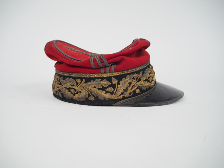 Képi de général de brigade.  Bandeau en drap noir brodé de frises de f