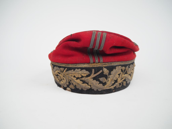 Képi de général de brigade.  Bandeau en drap noir brodé de frises de f
