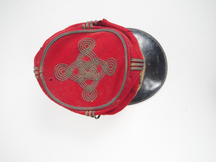 Képi de général de brigade.  Bandeau en drap noir brodé de frises de f