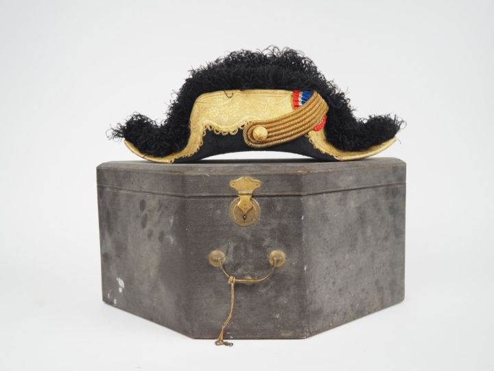 Bicorne de général de brigade, de grande tenue.  En feutre taupé, garn