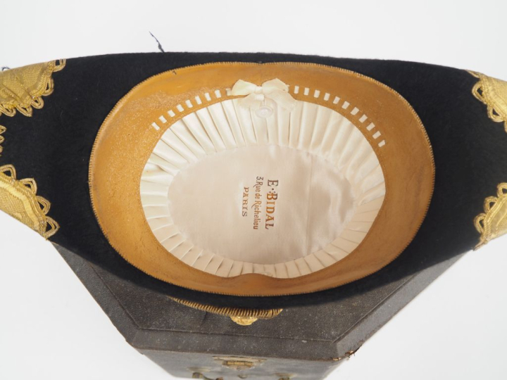 Bicorne de général de brigade, de grande tenue.  En feutre taupé, garn