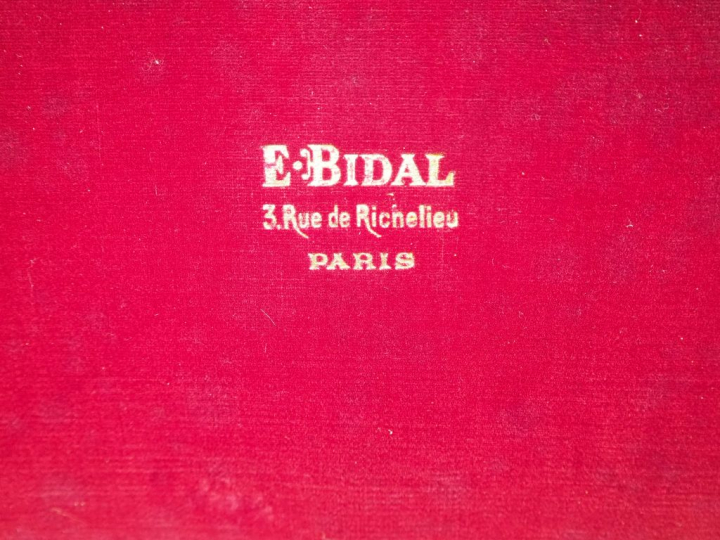 Bicorne de général de brigade, de grande tenue.  En feutre taupé, garn