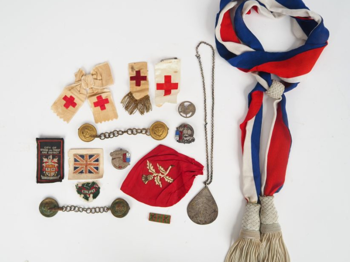 Lot de souvenirs comprenant :  -Un insigne de compagnon de France au c