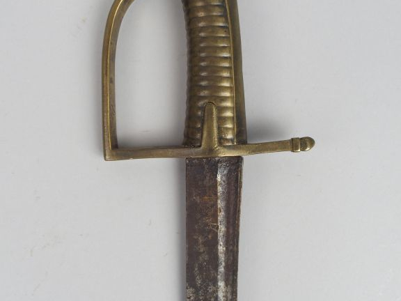Sabre briquet modèle 1767 sans fourreau, lame plate de 630mm. (Piqures