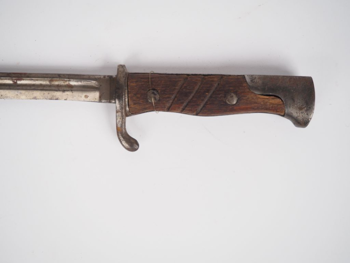 Deux baïonnettes :  -Baïonnette allemande type 84-98. EM. SF. Longueur