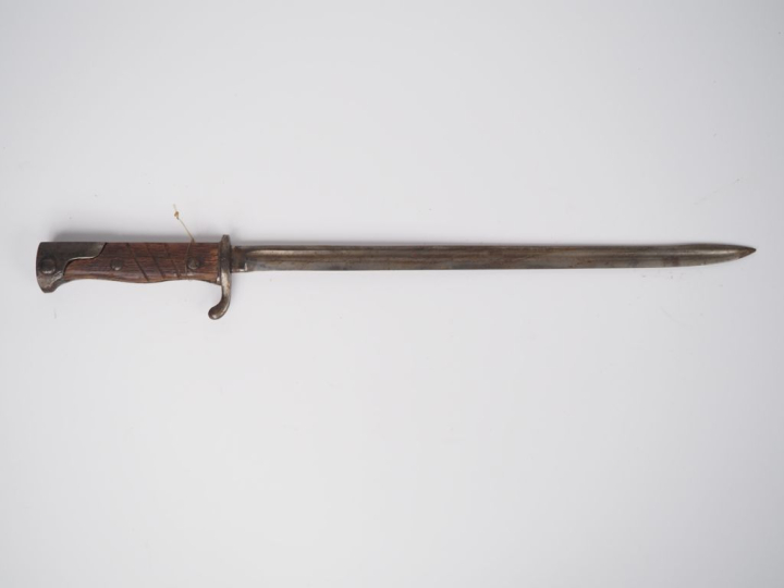 Deux baïonnettes :  -Baïonnette allemande type 84-98. EM. SF. Longueur