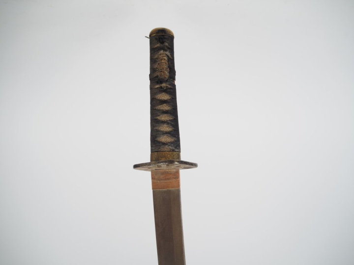 Sabre Wakizashi.  Poignée recouverte de galuchat avec tressage et menu