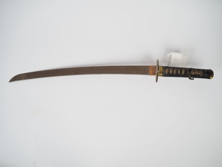 Sabre Wakizashi.  Poignée recouverte de galuchat avec tressage et menu