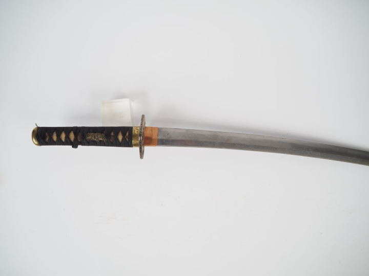 Sabre Wakizashi.  Poignée recouverte de galuchat avec tressage et menu