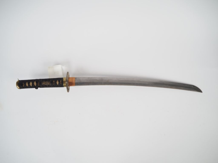 Sabre Wakizashi.  Poignée recouverte de galuchat avec tressage et menu
