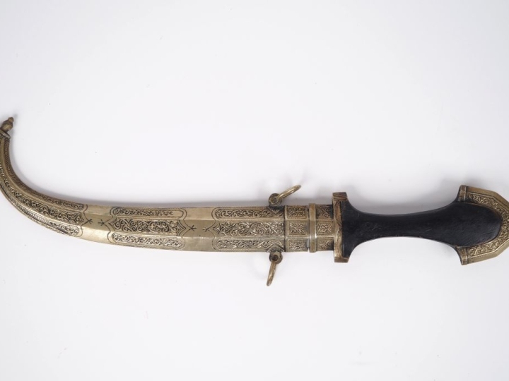 Poignard Koumyah de fabrication moderne. Longueur : 39 cm.   Poignée e