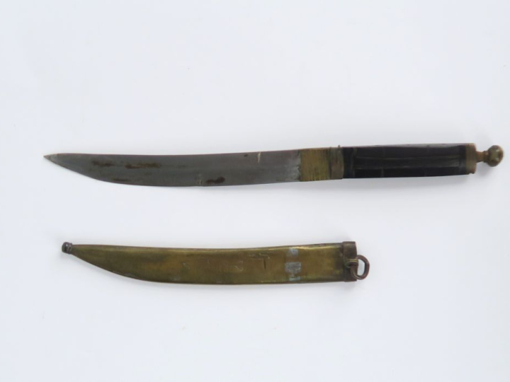 Quatre couteaux africains.  Lames à dos. Fourreaux en cuir et un en la