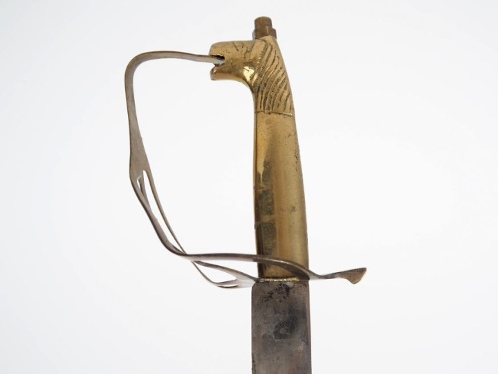 Sabre moderne de fabrication indienne.  Fourreau façon cuir à trois ga