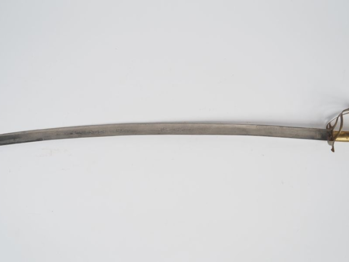 Sabre moderne de fabrication indienne.  Fourreau façon cuir à trois ga