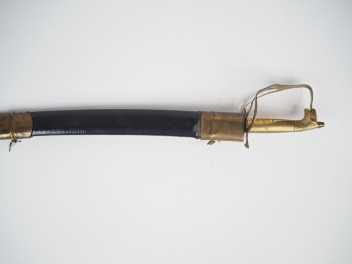 Sabre moderne de fabrication indienne.  Fourreau façon cuir à trois ga